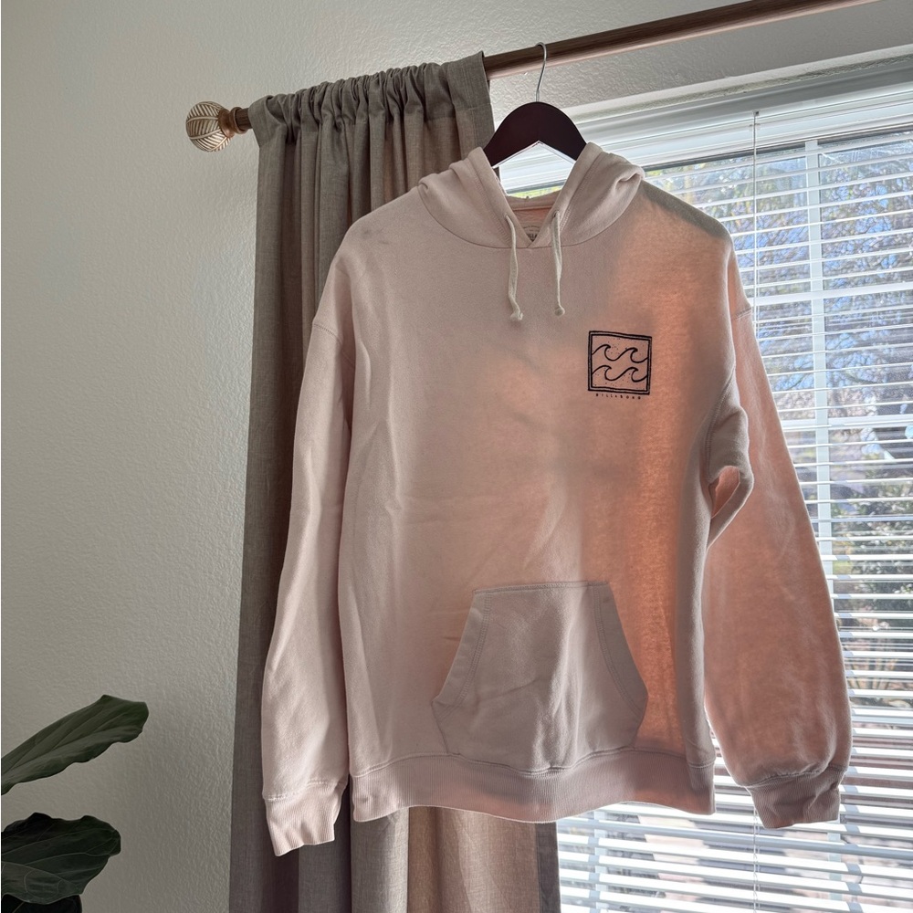 Light pink Billabong hoodie with kangaroo pocket, size xl.